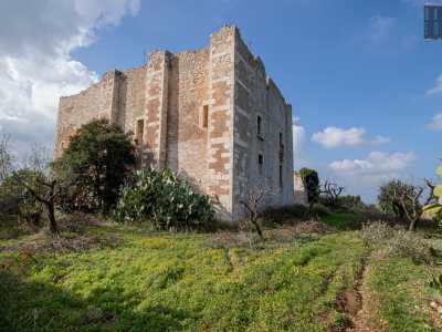 Quest�ultima si presenta come  un edificio in pietra a due piani scandito da alcuni volumetrie che sporgono rispetto al prospetto